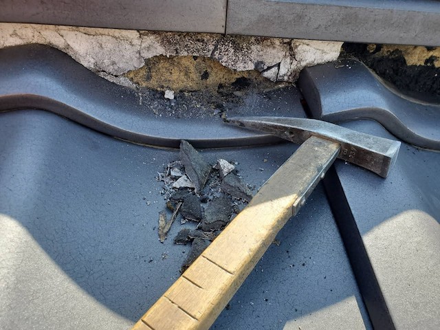 古い漆喰を瓦用の玄翁で解体